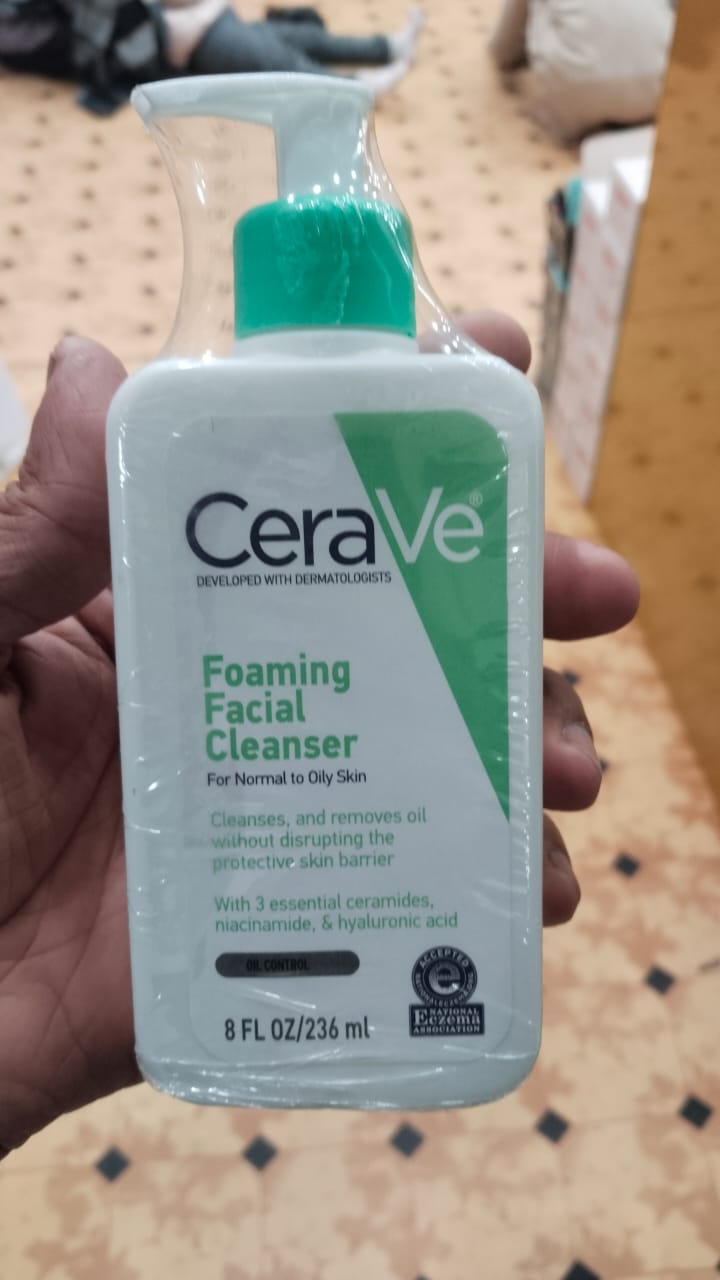 CeraVe OilClear Foaming Facial Cleanser – Deep Cleansing Face Wash with Ceramides & Hyaluronic Acid (237ml)
